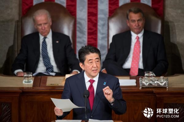 資料圖：4月29日，日本首相安倍晉三（中）在美國首都華盛頓美國國會發(fā)表演講。